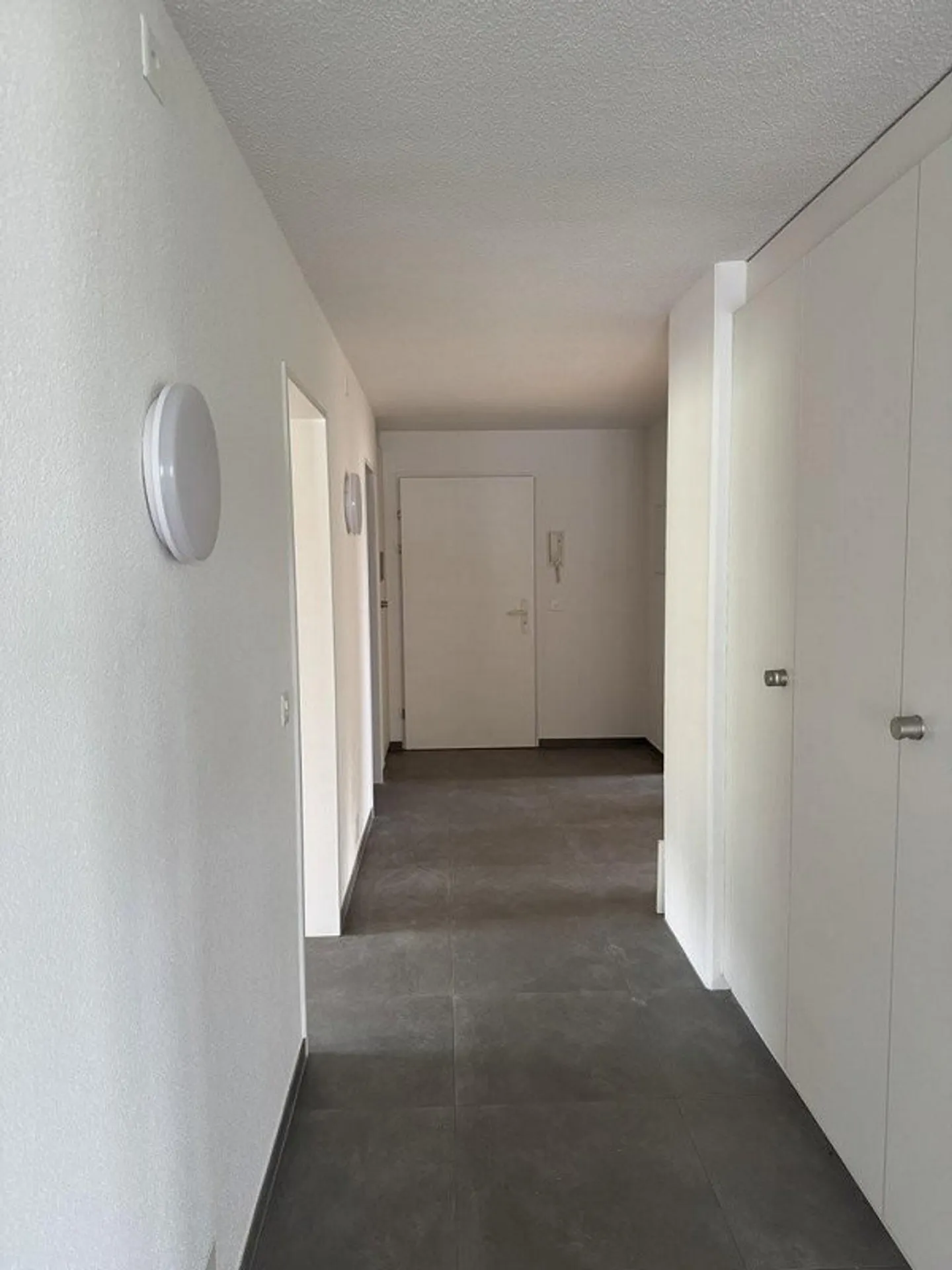 High-quality renovated 5.5-room apartment in a family-friendly location - Photo 6 of 12