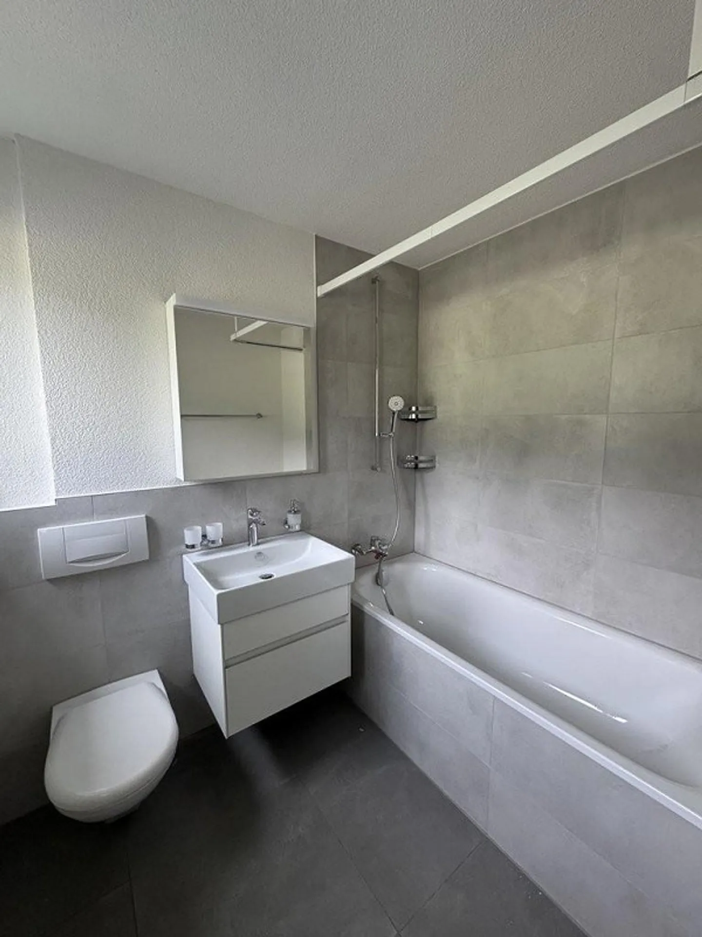 High-quality renovated 5.5-room apartment in a family-friendly location - Photo 3 of 12