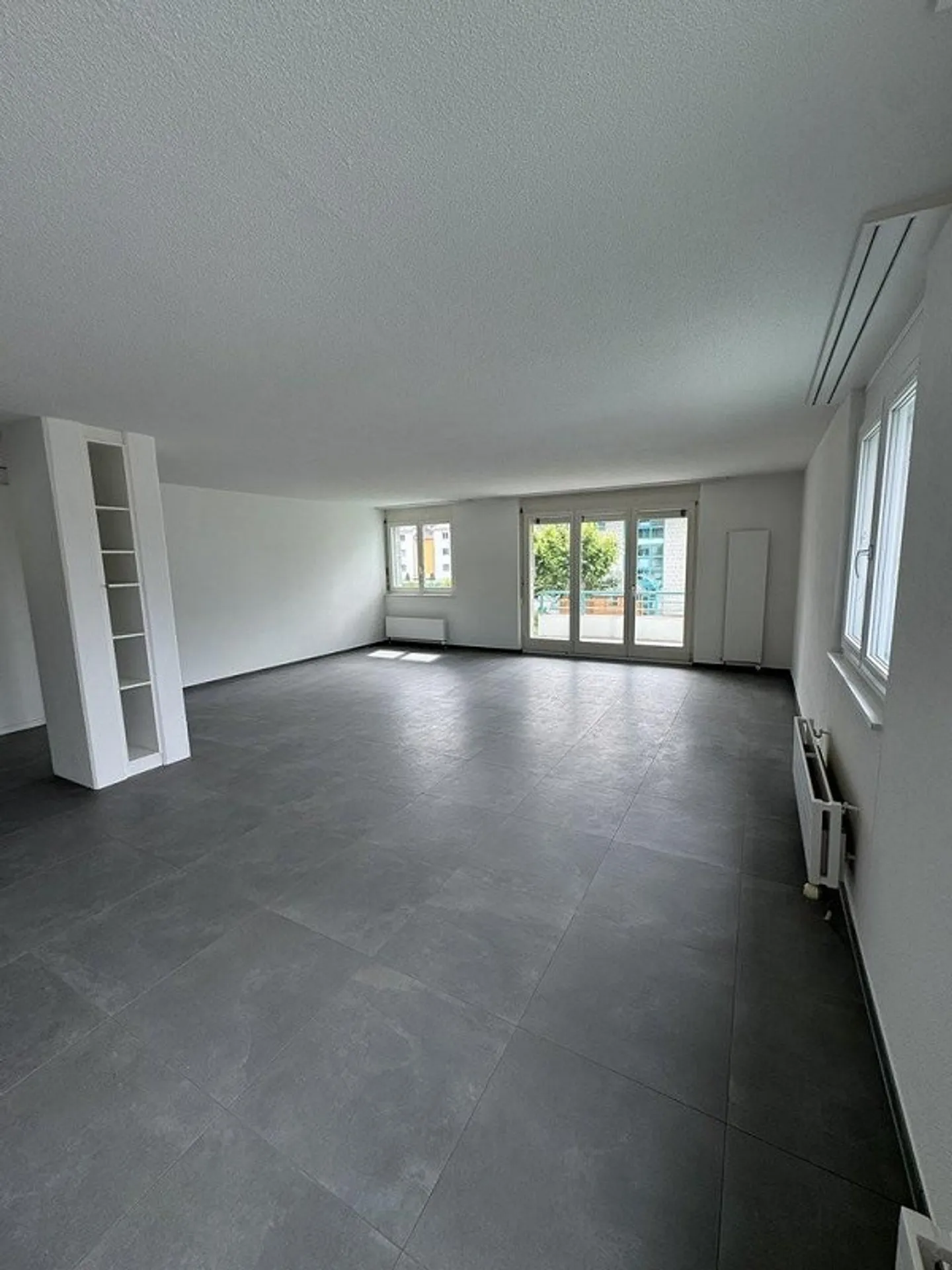 High-quality renovated 5.5-room apartment in a family-friendly location - Photo 4 of 12