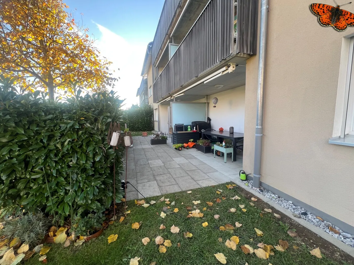 MAGNIFICENT 4-ROOM GROUND FLOOR APARTMENT! - Photo 3 of 15