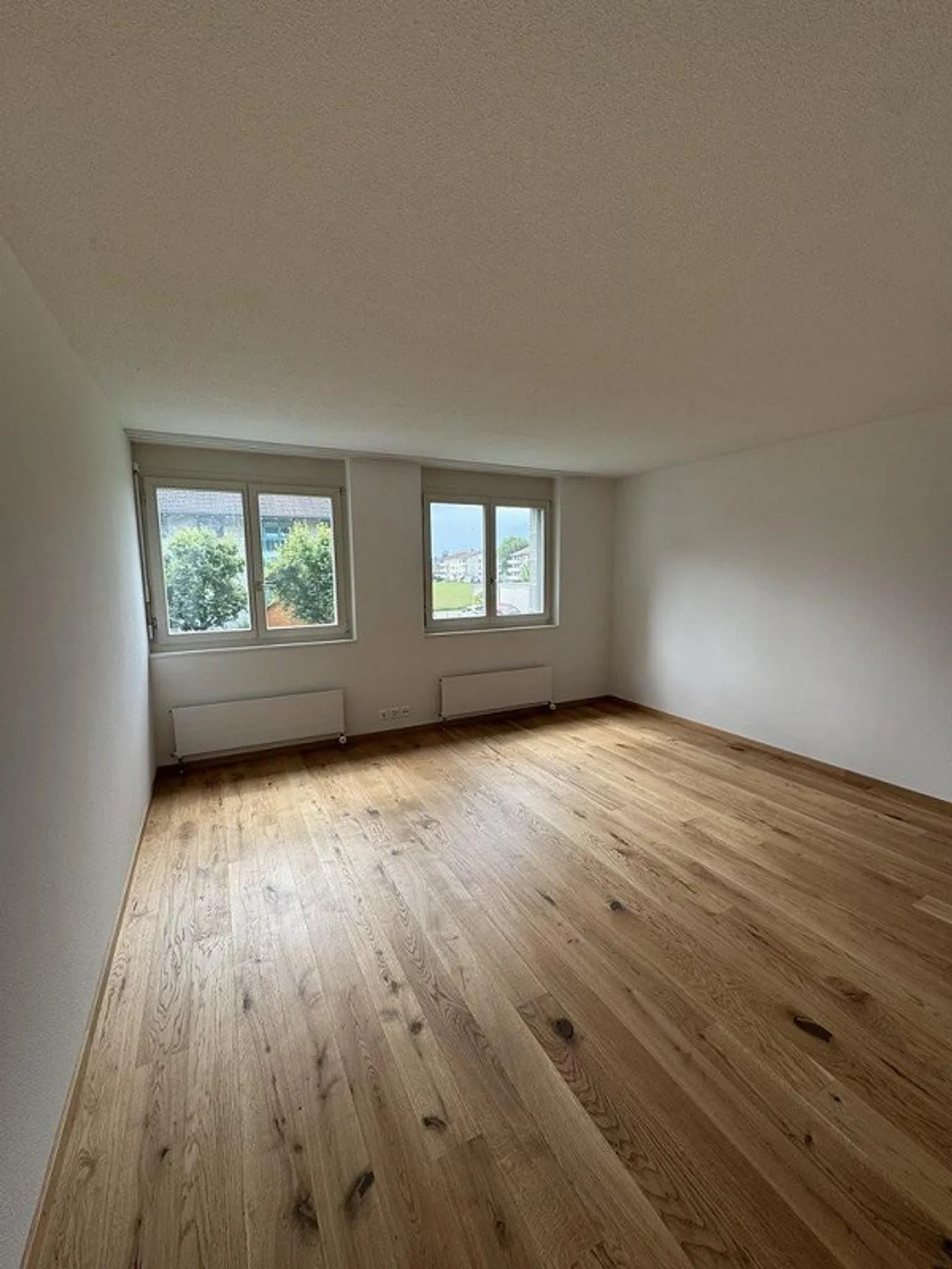 High-quality renovated 5.5-room apartment in a family-friendly location - Photo 9 of 12