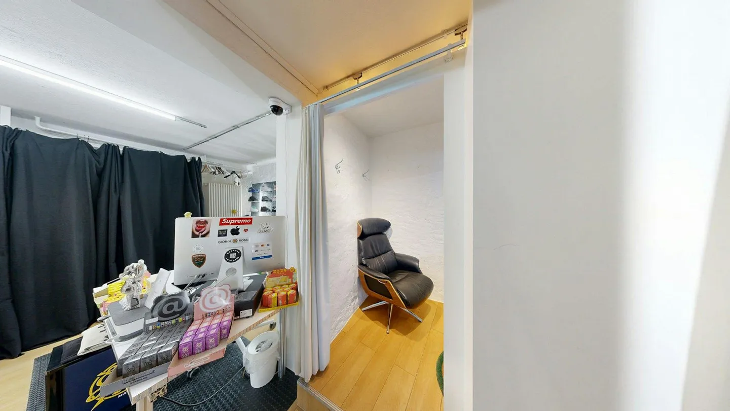 Charming retail space in the heart of Zurich's old town - Photo 9 of 13