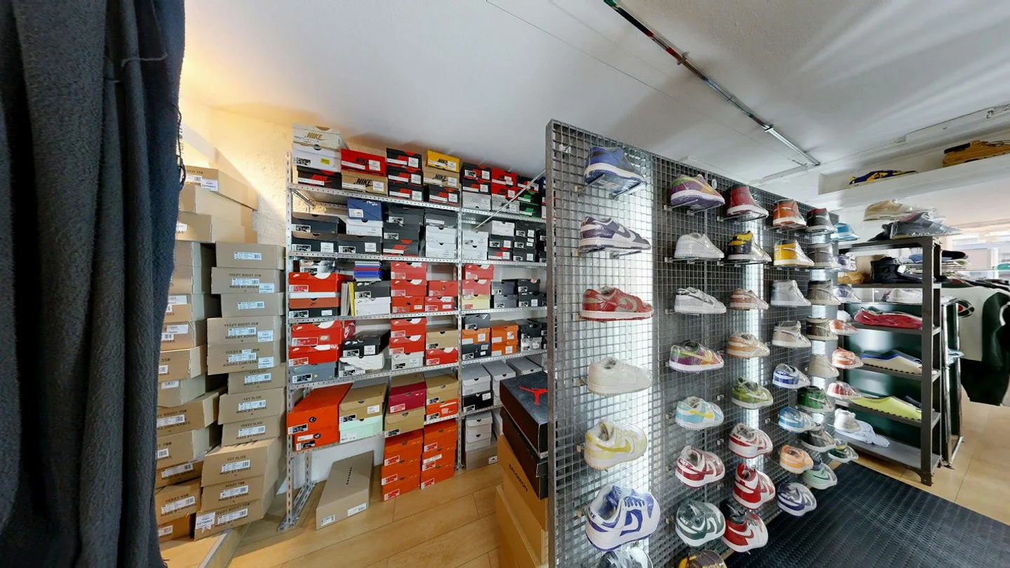 Charming retail space in the heart of Zurich's old town - Photo 11 of 13