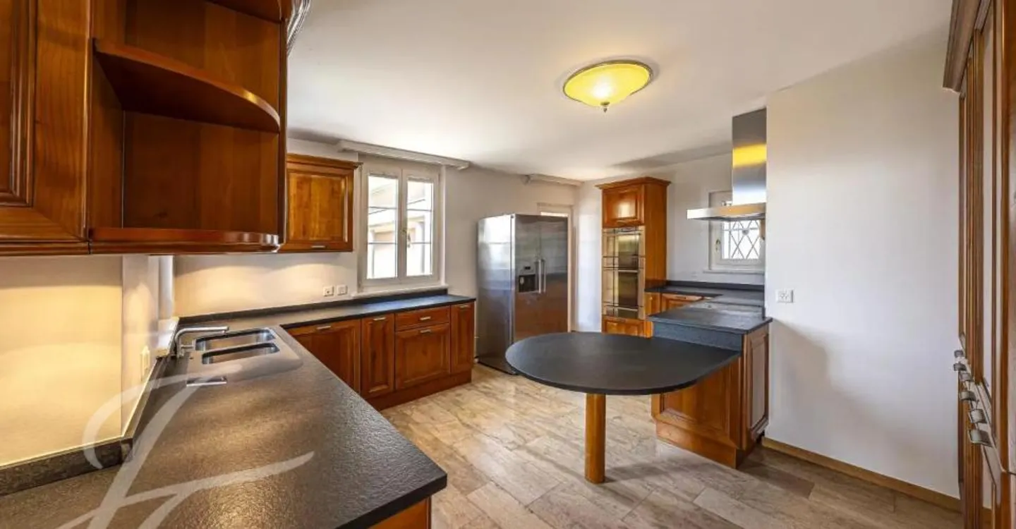 Magnifica proprietà di prestigio con piscina interna! - Foto 2 di 8
