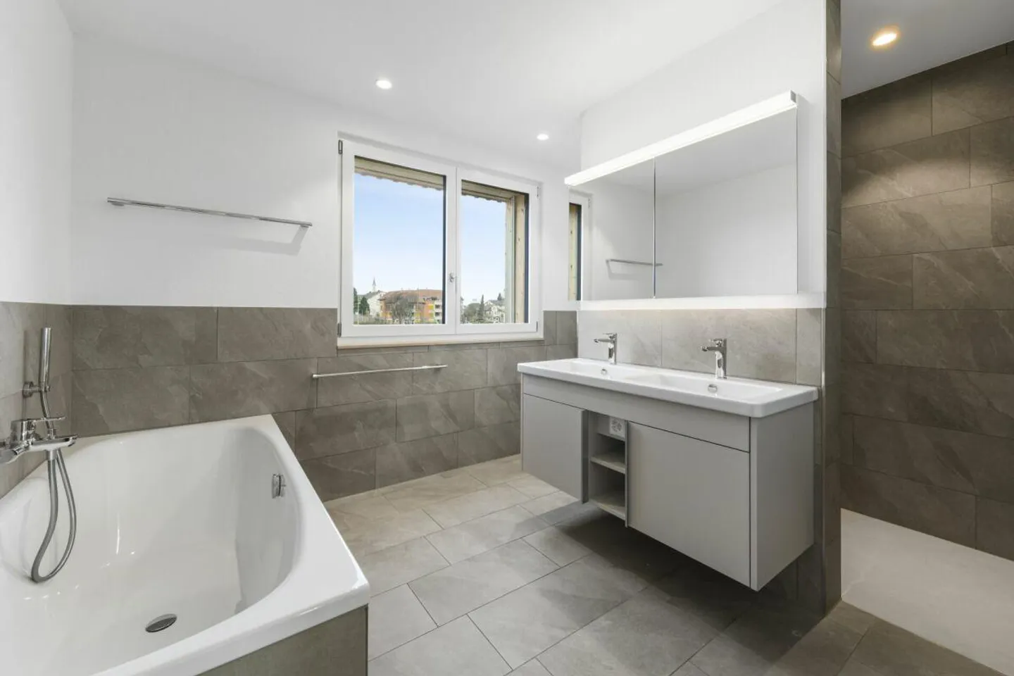 Modernes 6.5-Zimmer-Doppeleinfamilienhaus mit Gartenidylle und hochwertiger Ausstattung - Foto 5 von 30