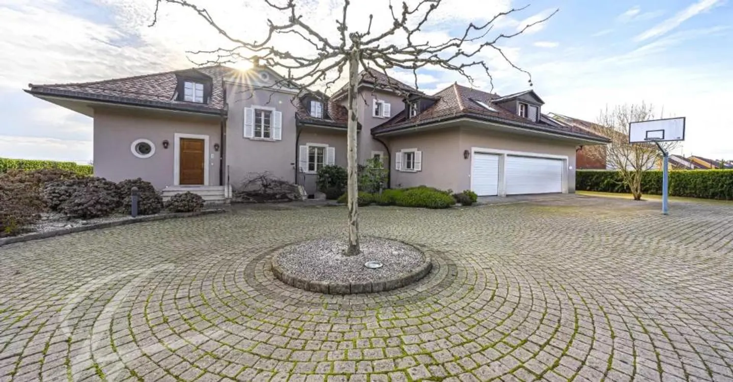 Magnifica proprietà di prestigio con piscina interna! - Foto 7 di 8