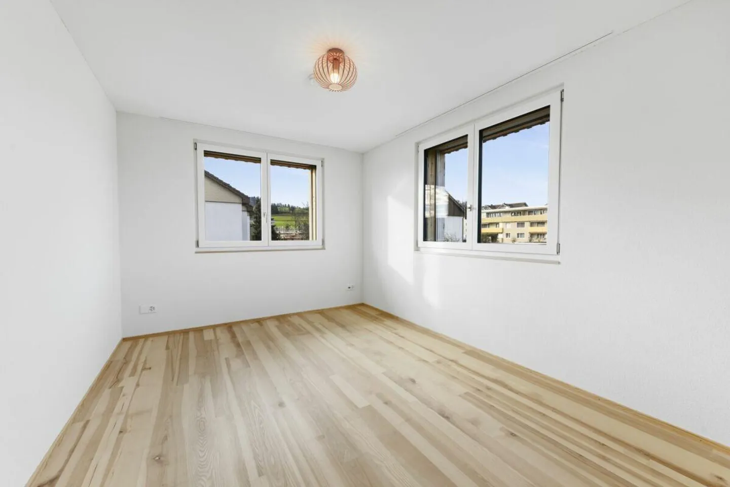 Modernes 6.5-Zimmer-Doppeleinfamilienhaus mit Gartenidylle und hochwertiger Ausstattung - Foto 8 von 30