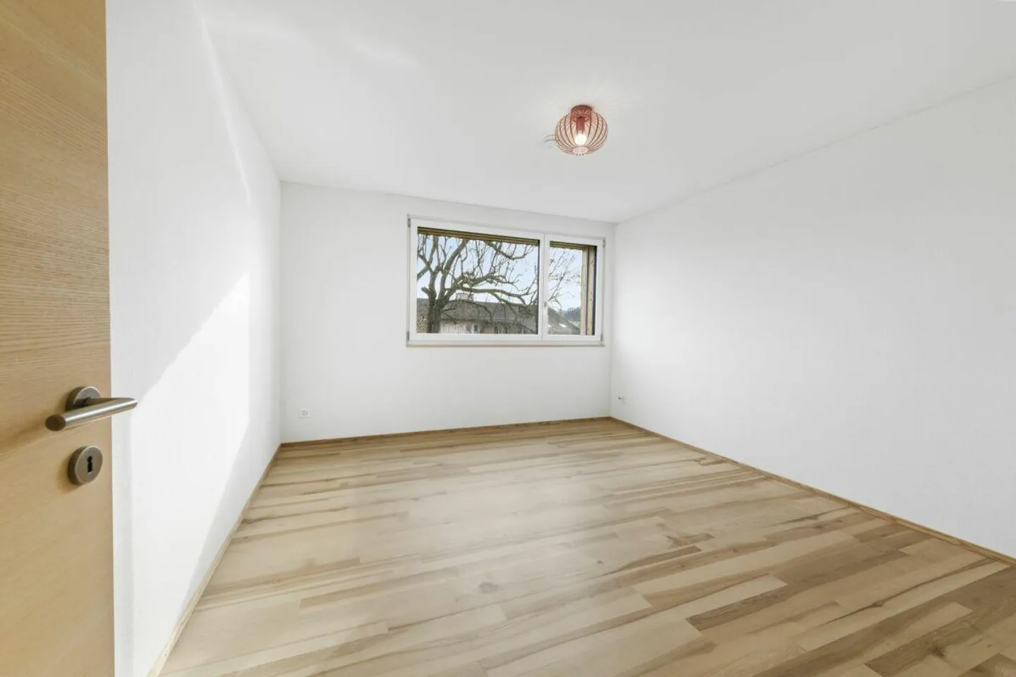 Modernes 6.5-Zimmer-Doppeleinfamilienhaus mit Gartenidylle und hochwertiger Ausstattung - Foto 9 von 30