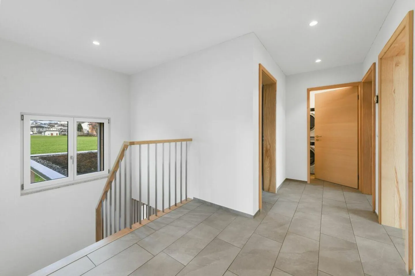 Modernes 6.5-Zimmer-Doppeleinfamilienhaus mit Gartenidylle und hochwertiger Ausstattung - Foto 10 von 30