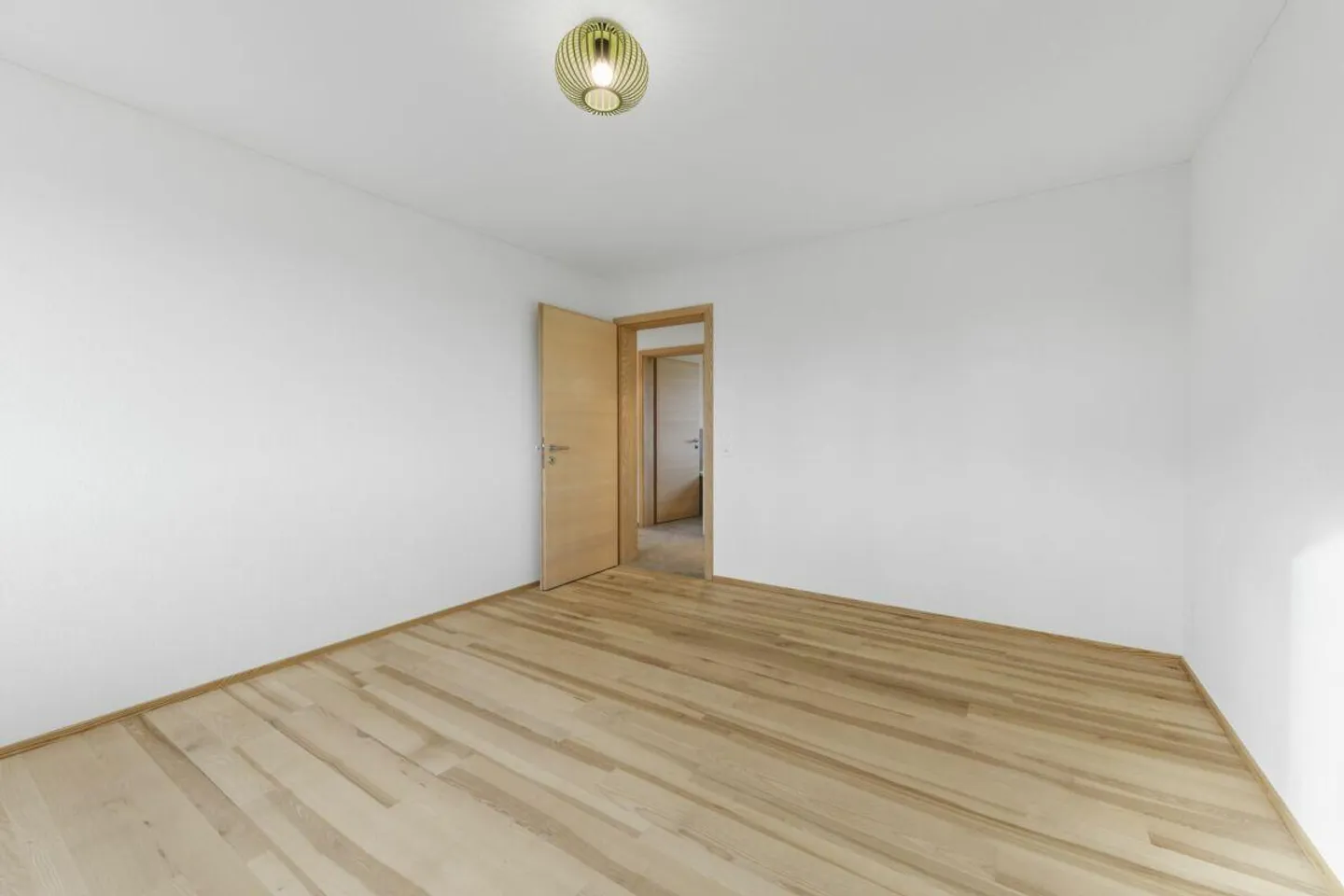 Modernes 6.5-Zimmer-Doppeleinfamilienhaus mit Gartenidylle und hochwertiger Ausstattung - Foto 7 von 30