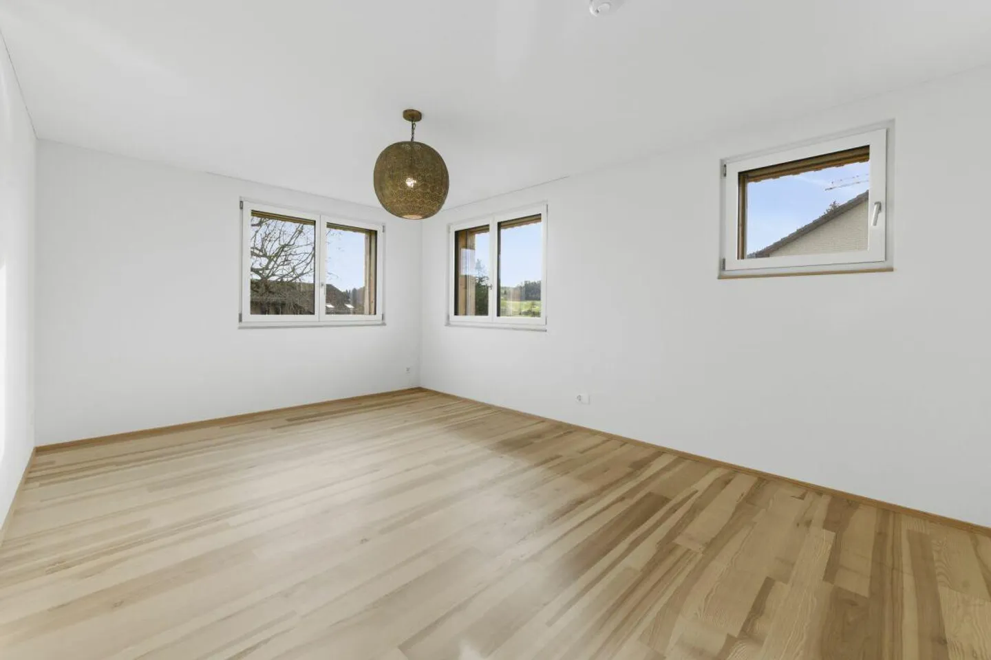 Modernes 6.5-Zimmer-Doppeleinfamilienhaus mit Gartenidylle und hochwertiger Ausstattung - Foto 12 von 30