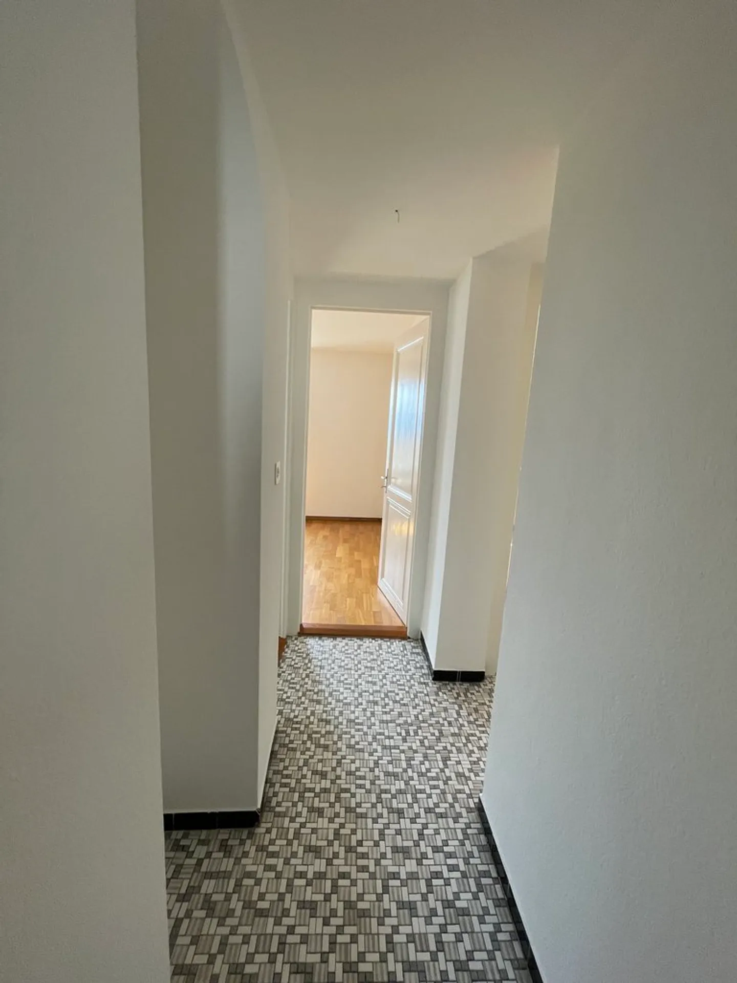 Charming Apartment in Quiet Area - Photo 3 of 8