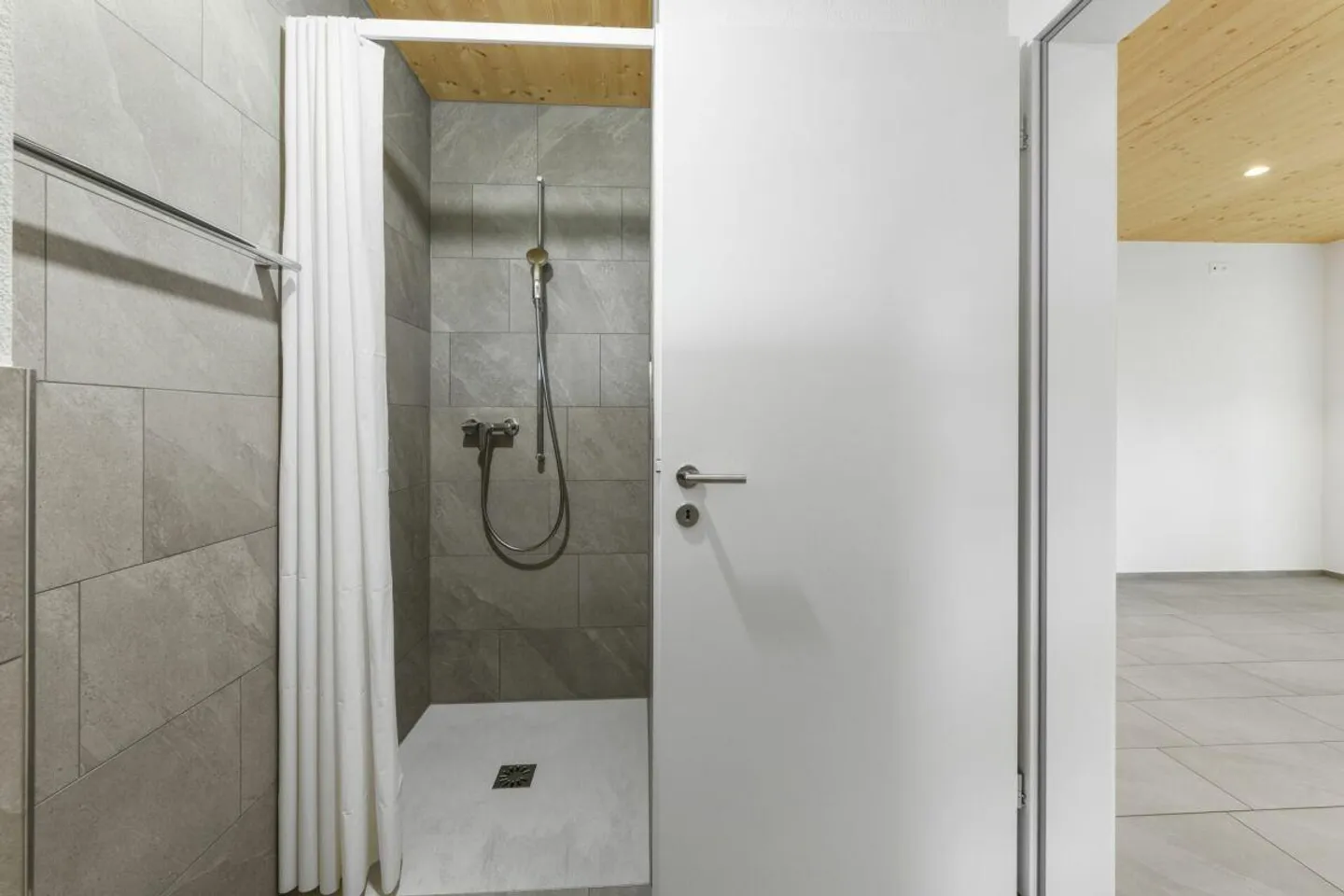 Modernes 6.5-Zimmer-Doppeleinfamilienhaus mit Gartenidylle und hochwertiger Ausstattung - Foto 15 von 30