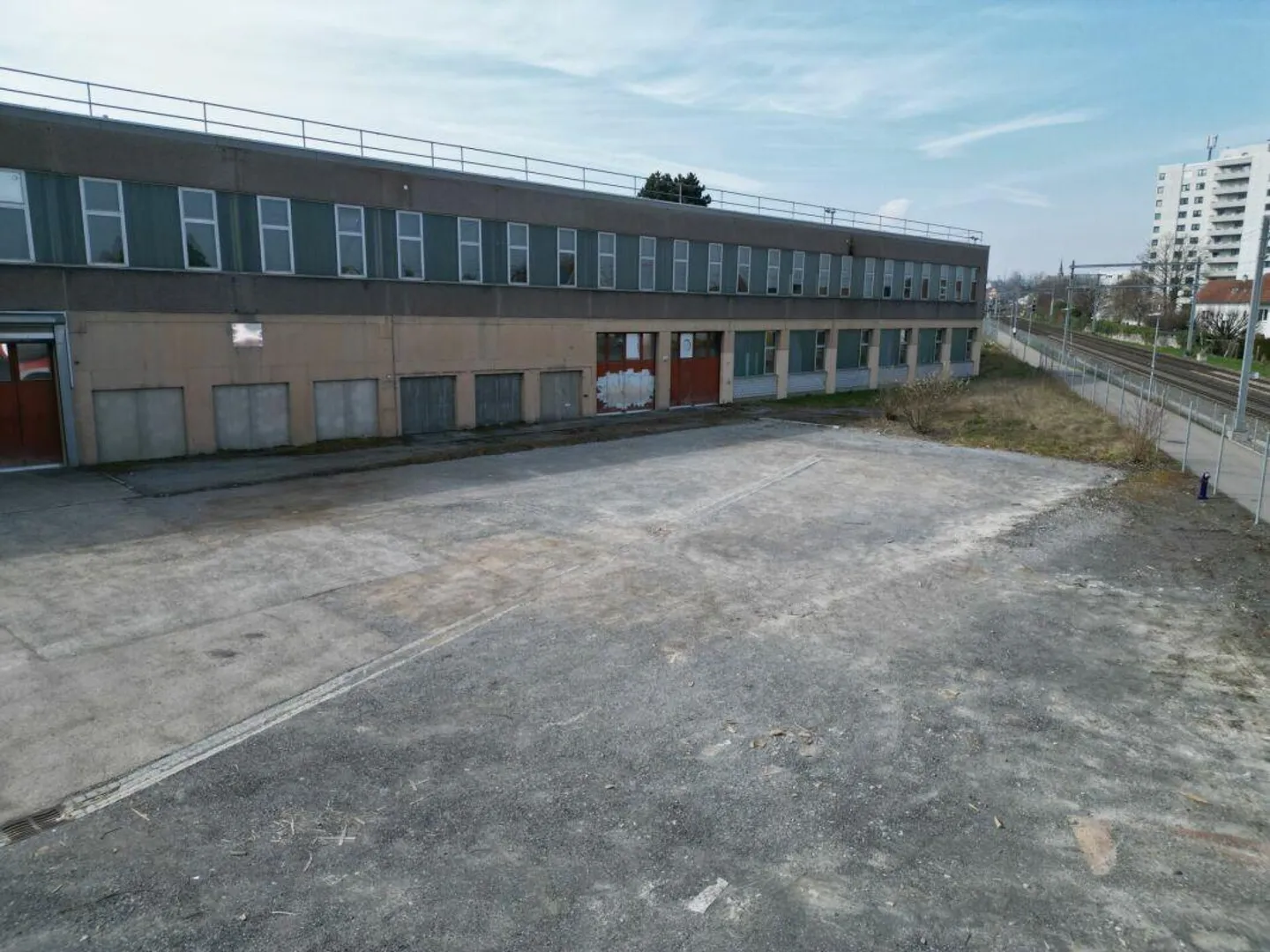 1,250 m² outdoor area for storage, vehicles or materials. Ready to move in... - Photo 4 of 5