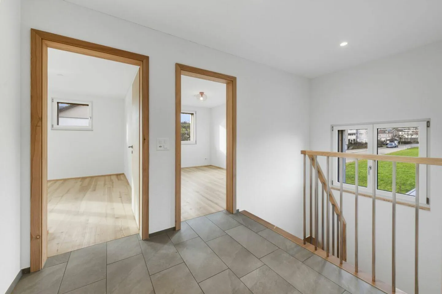 Modernes 6.5-Zimmer-Doppeleinfamilienhaus mit Gartenidylle und hochwertiger Ausstattung - Foto 21 von 30