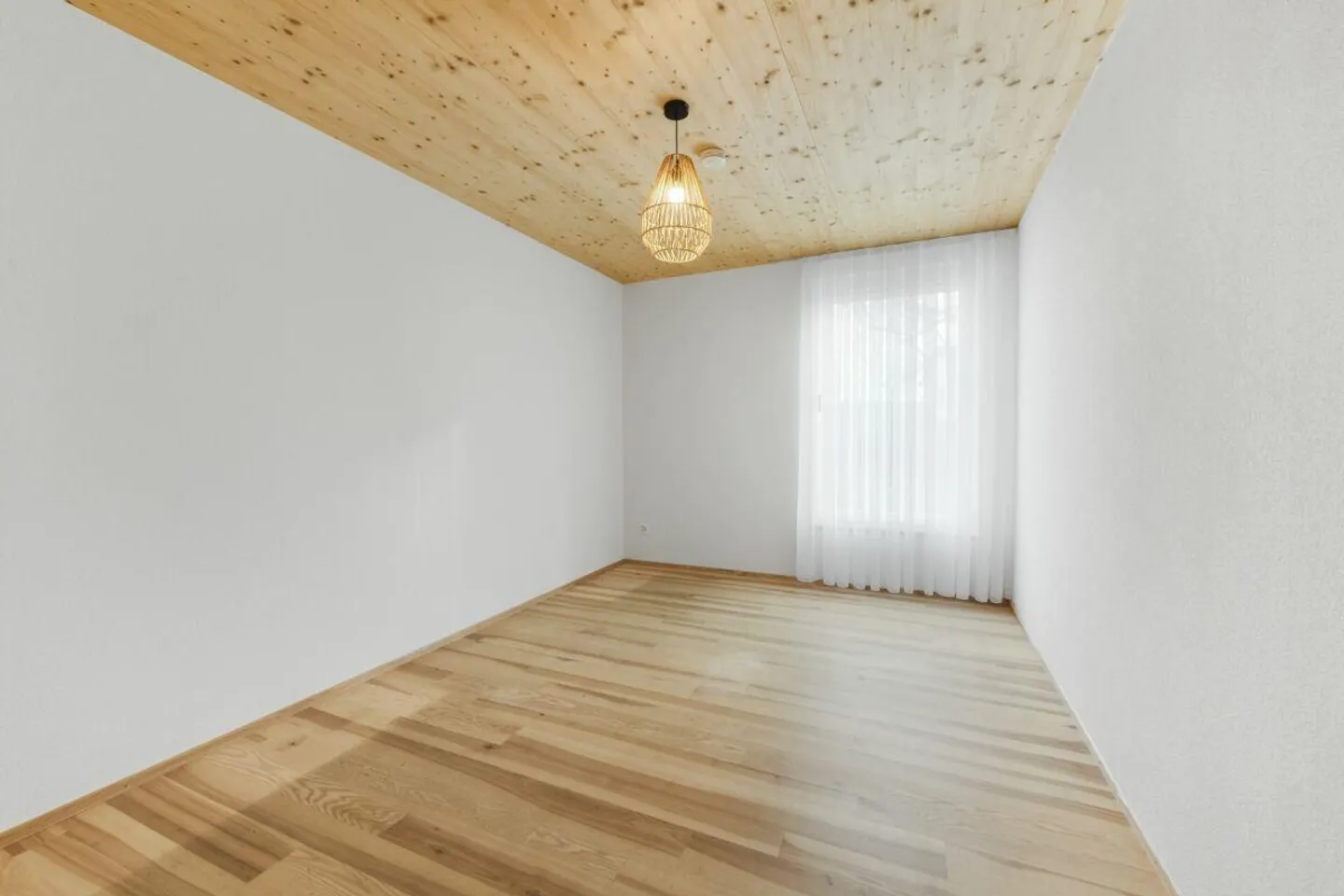 Modernes 6.5-Zimmer-Doppeleinfamilienhaus mit Gartenidylle und hochwertiger Ausstattung - Foto 22 von 30