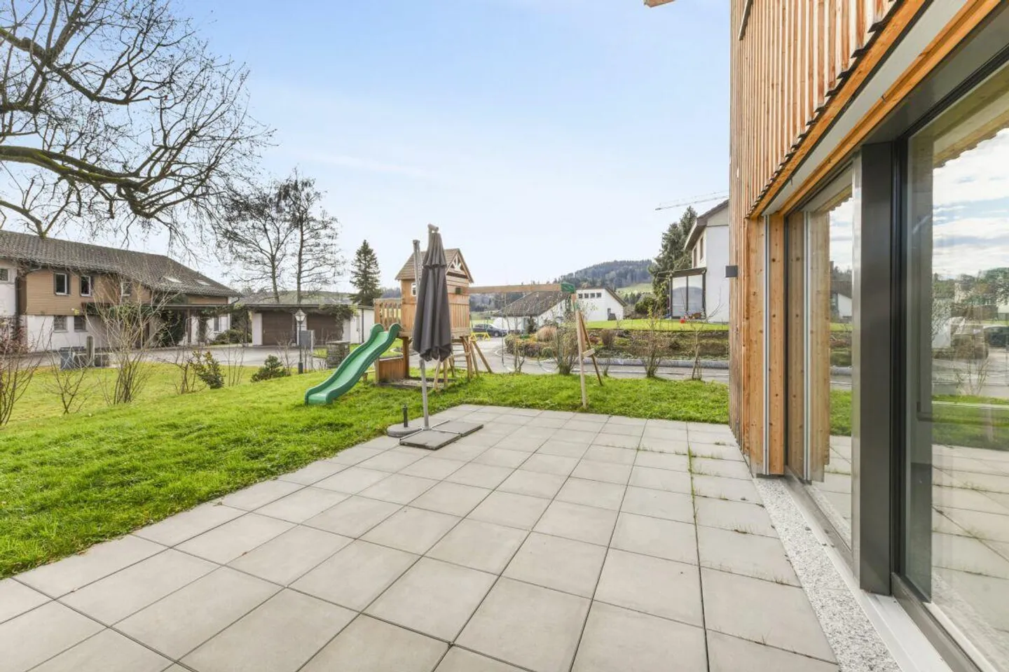 Modernes 6.5-Zimmer-Doppeleinfamilienhaus mit Gartenidylle und hochwertiger Ausstattung - Foto 24 von 30