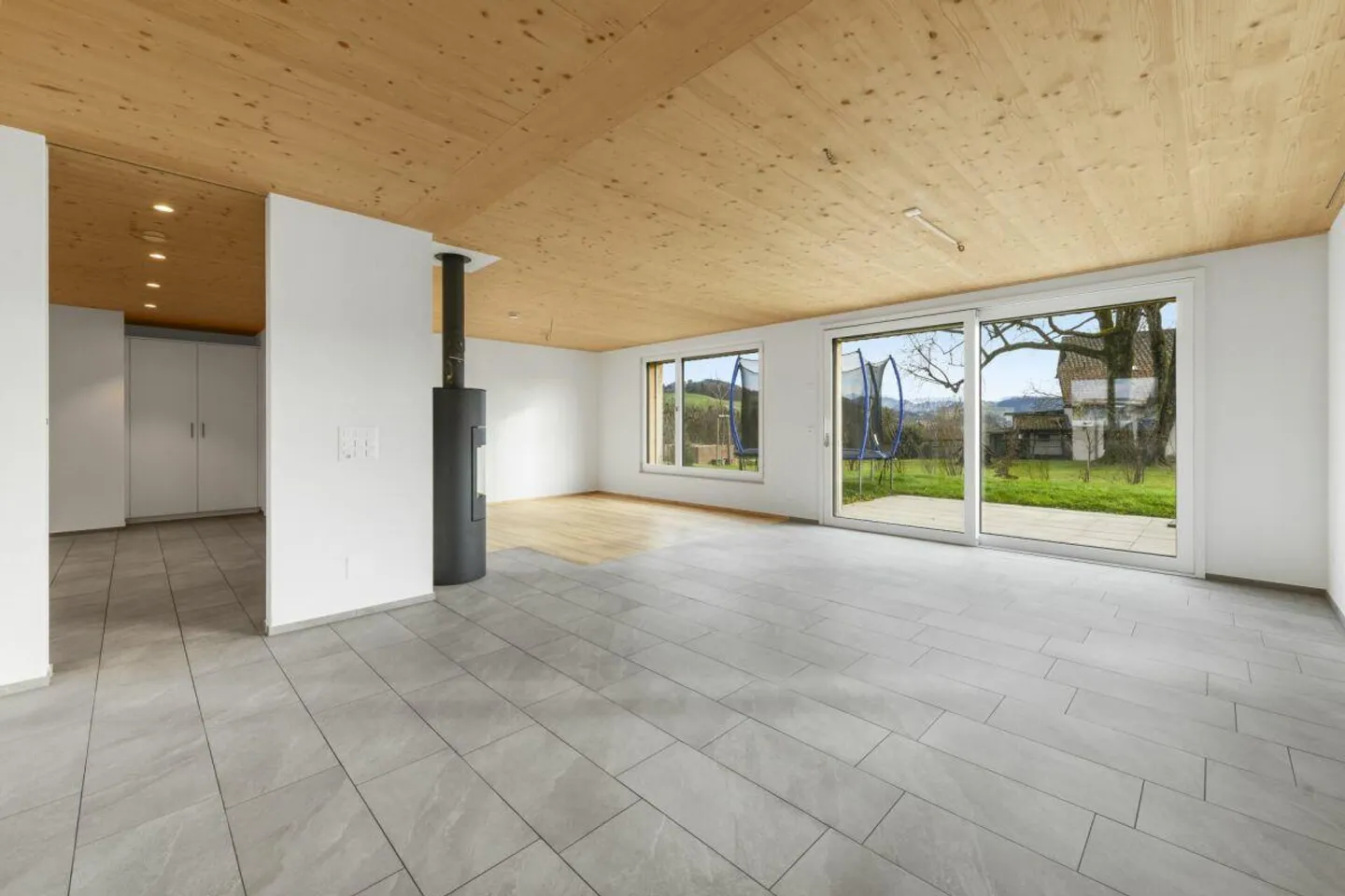 Modernes 6.5-Zimmer-Doppeleinfamilienhaus mit Gartenidylle und hochwertiger Ausstattung - Foto 19 von 30