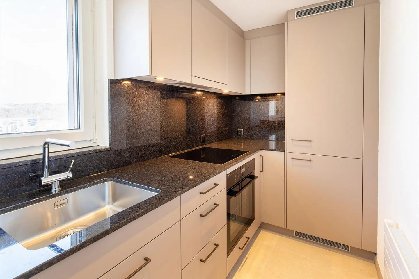 Modern Living Above the Rooftops - Photo 7 of 10