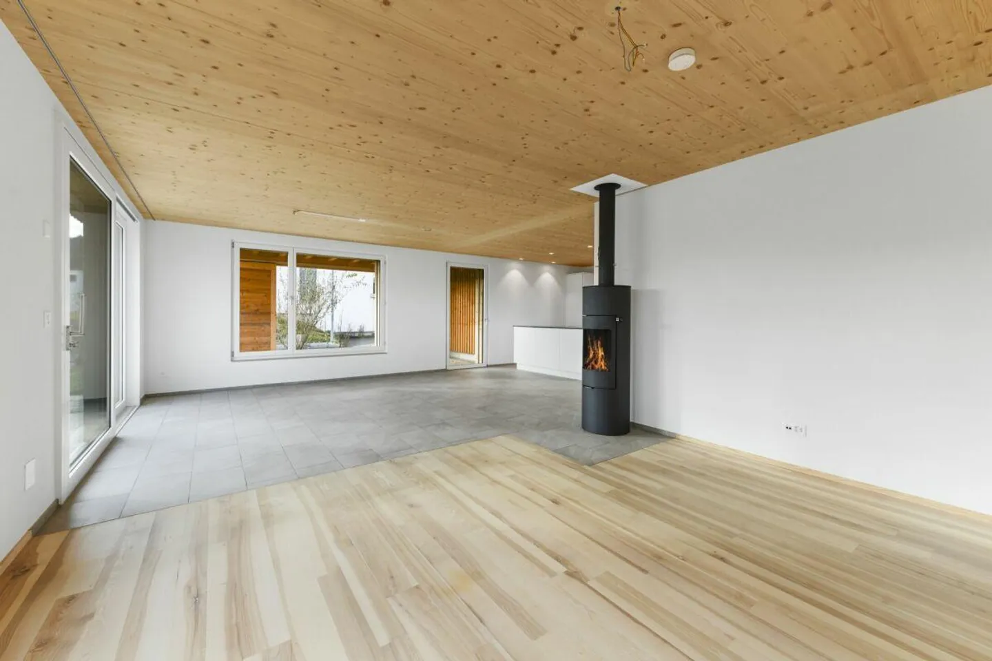 Modernes 6.5-Zimmer-Doppeleinfamilienhaus mit Gartenidylle und hochwertiger Ausstattung - Foto 29 von 30