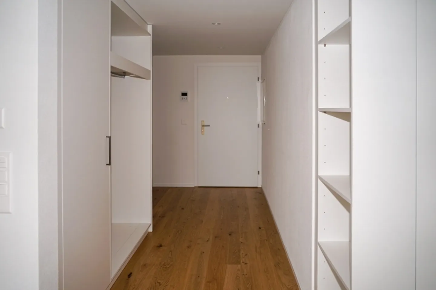 Modern Studio with Plenty of Space - Photo 4 of 9