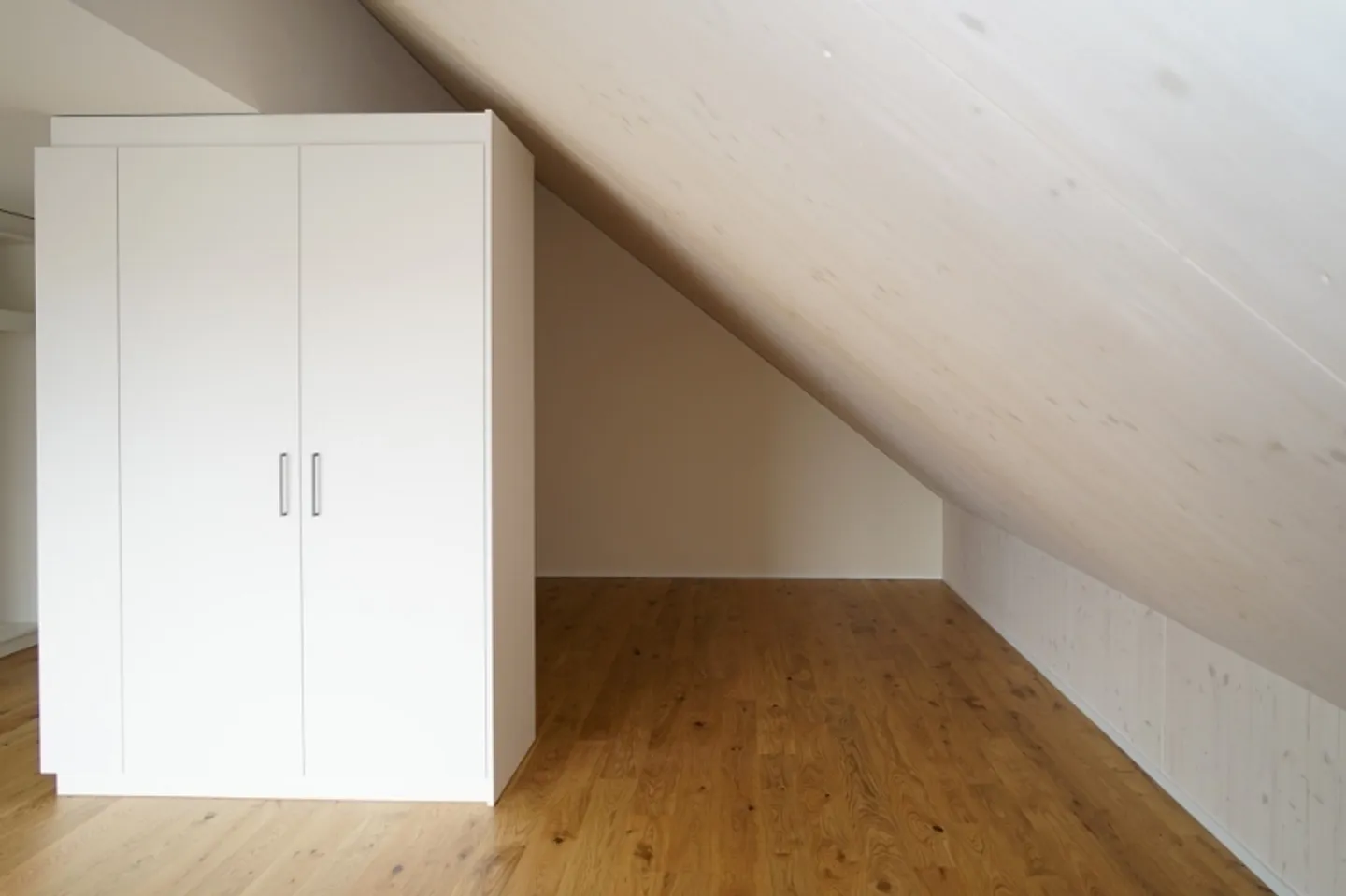 Modern Studio with Plenty of Space - Photo 5 of 9