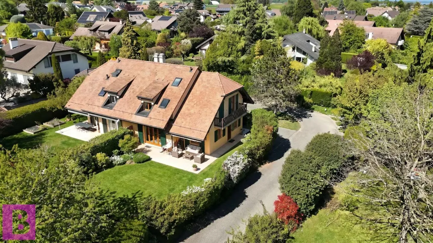 Casa familiare luminosa con giardino e doppio garage - Foto 1 di 15