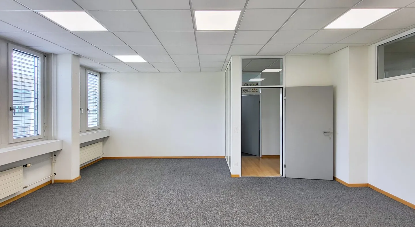 Trois à quatre postes de travail plus salle de réunion, cuisine (utilisation partagée) etc. - Photo 1 sur 6