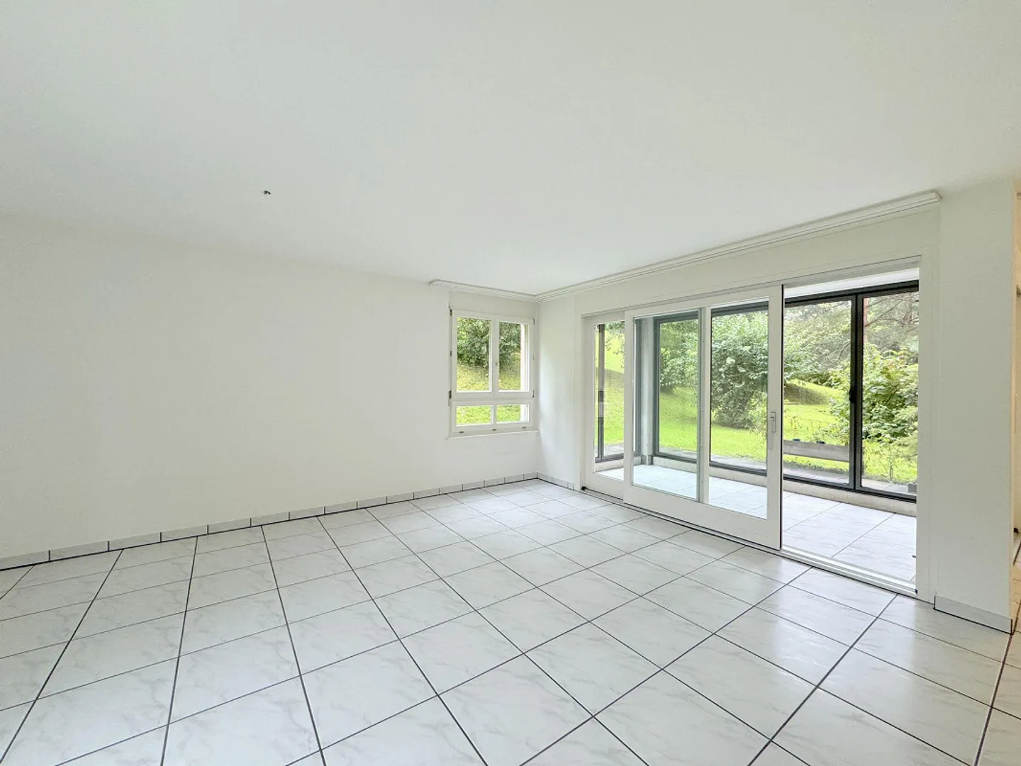 Appartamento moderno con balcone vetrato - Foto 2 di 9