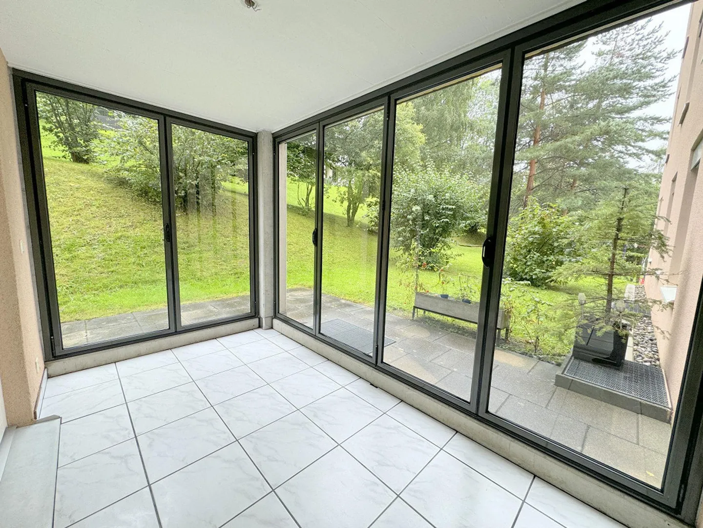 Appartamento moderno con balcone vetrato - Foto 3 di 9