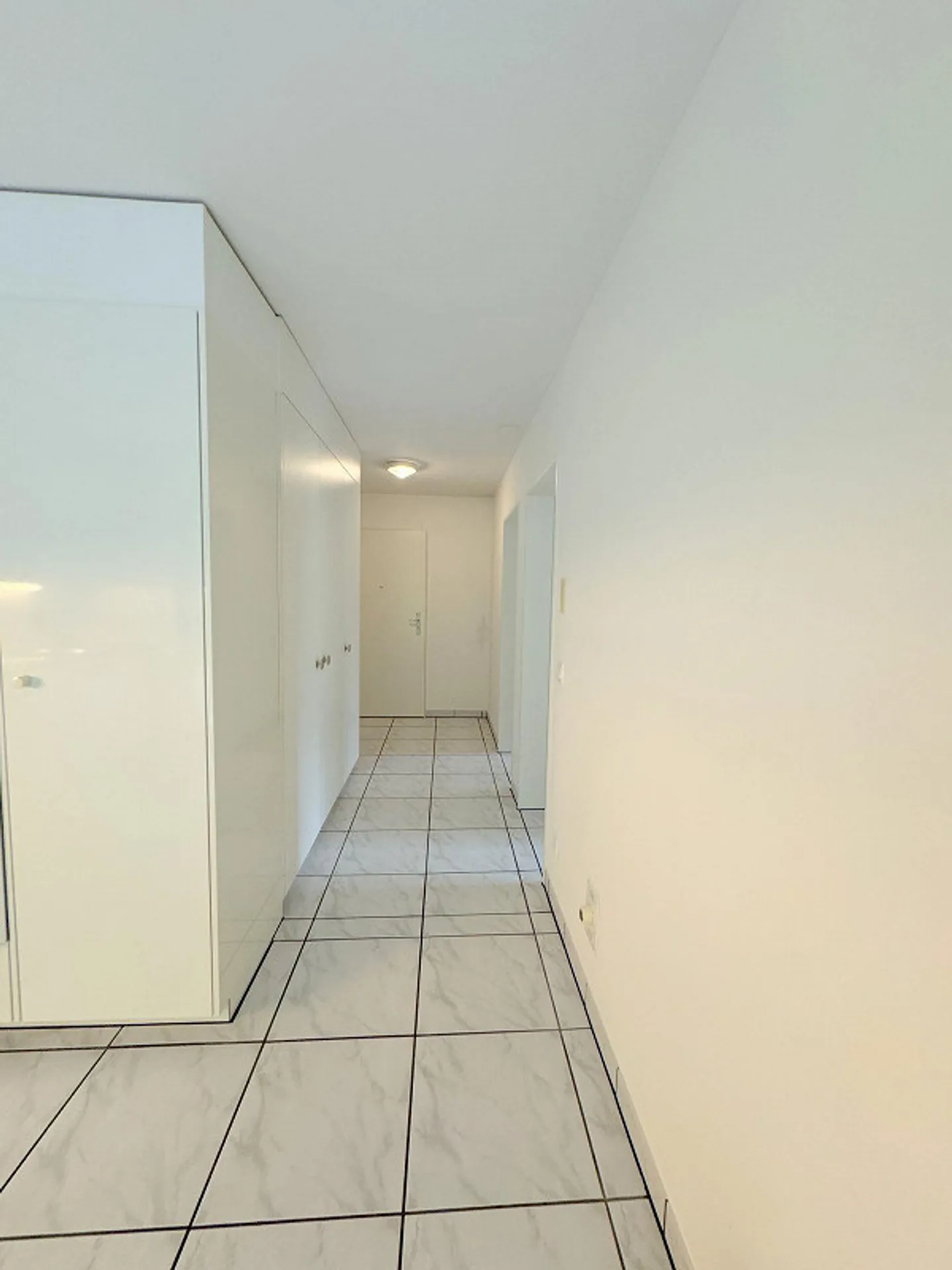 Appartamento moderno con balcone vetrato - Foto 4 di 9