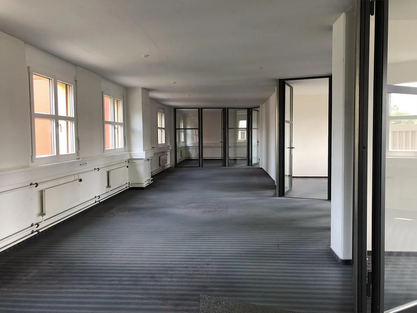 Espace de bureau et commercial exclusif à louer - Photo 2 sur 5