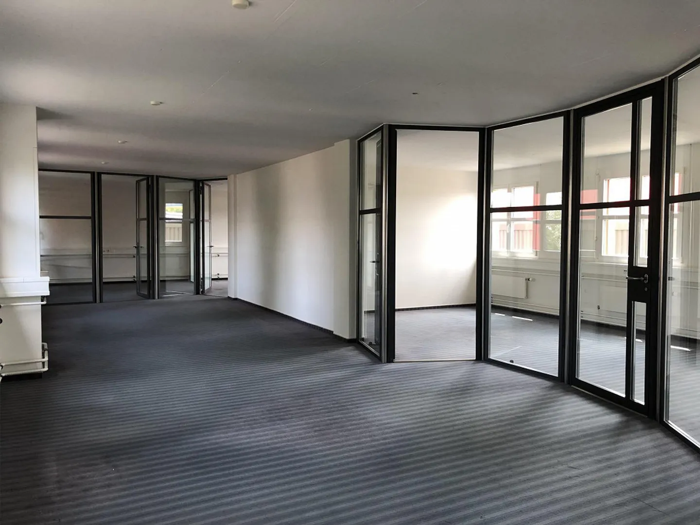 Espace de bureau et commercial exclusif à louer - Photo 3 sur 5
