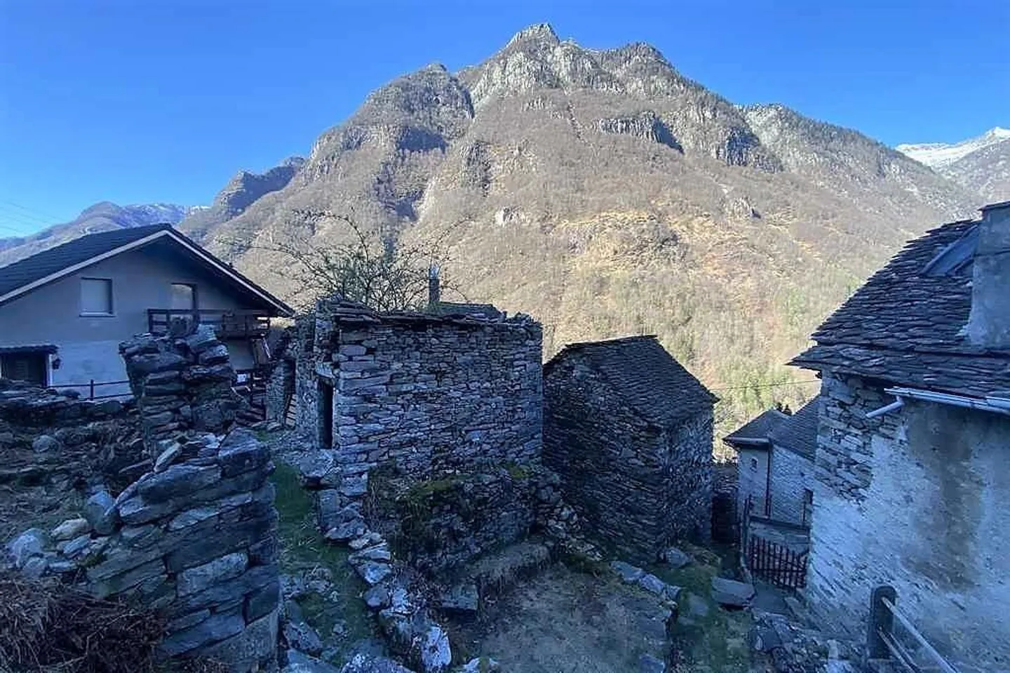 2 Rustici da Ristrutturare con Cortile - Foto 3 di 11