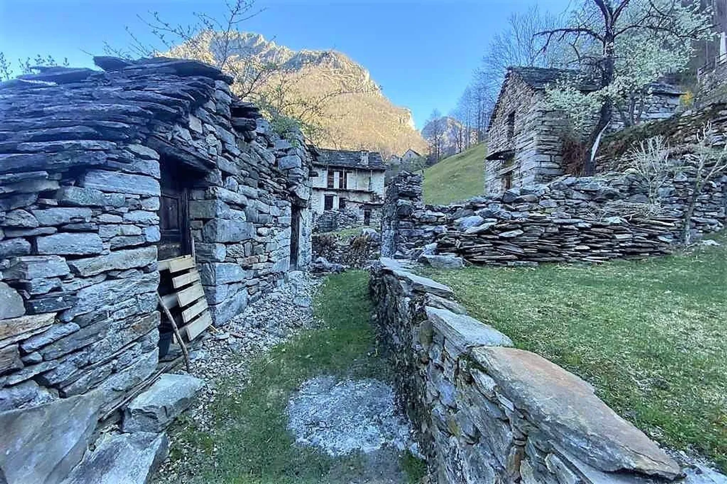 2 Rustici da Ristrutturare con Cortile - Foto 4 di 11
