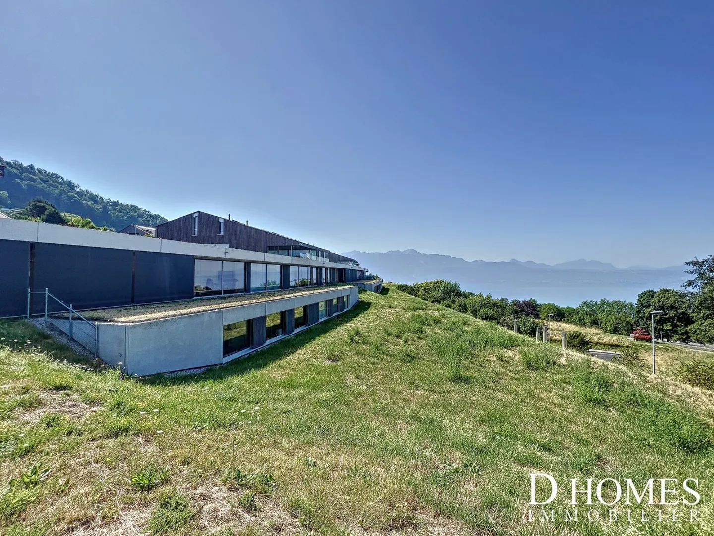 Contemporary Duplex Villa with Lake View - Photo 13 of 13