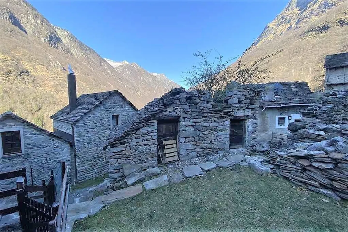 2 Rustici da Ristrutturare con Cortile - Foto 5 di 11