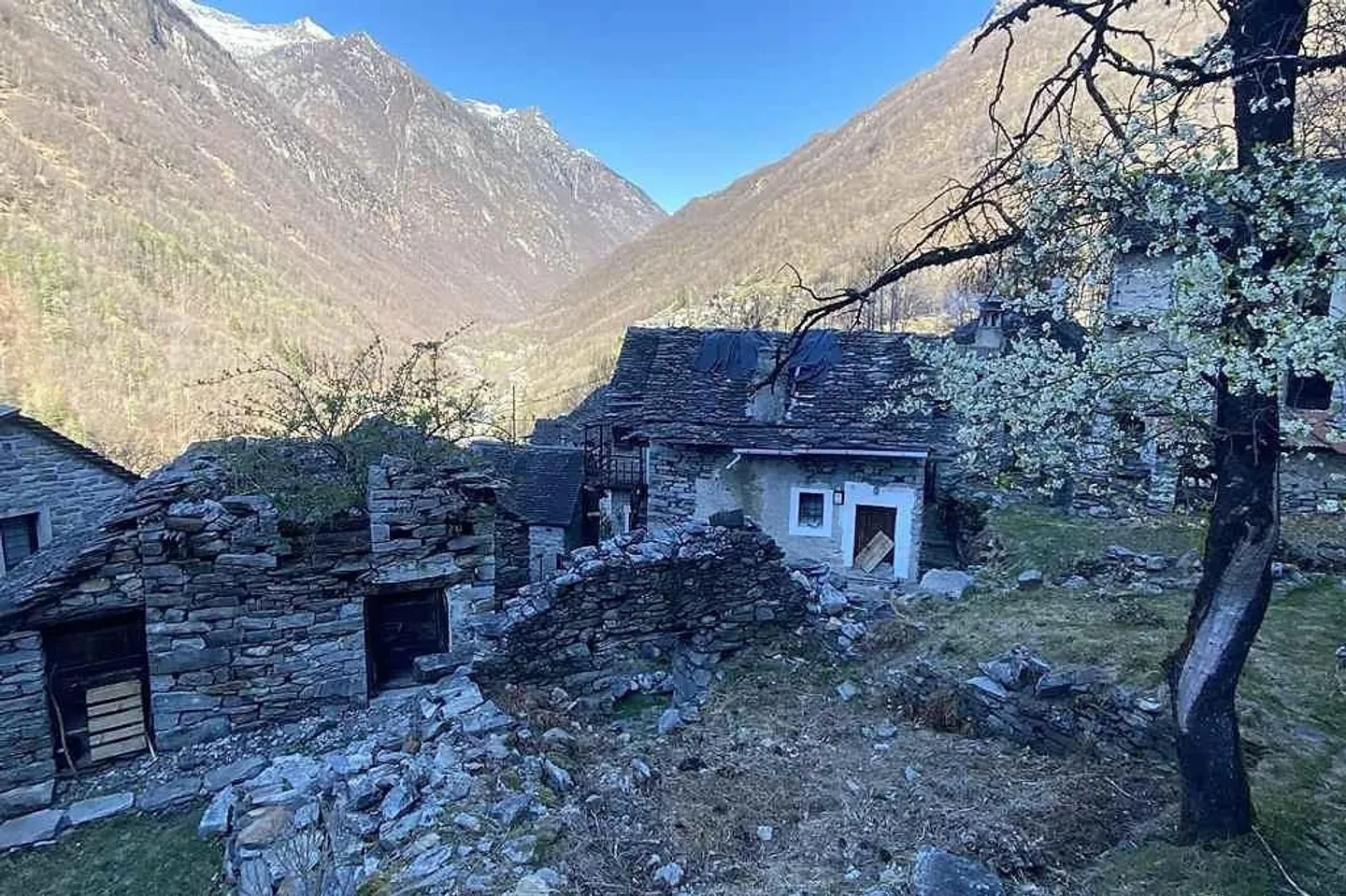 2 Rustici da Ristrutturare con Cortile - Foto 7 di 11