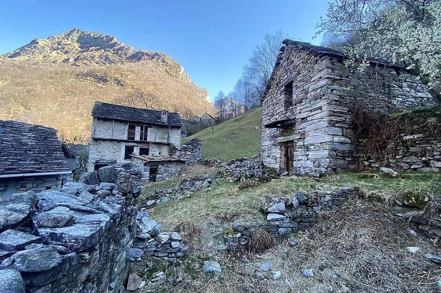 2 Rustici da Ristrutturare con Cortile - Foto 8 di 11