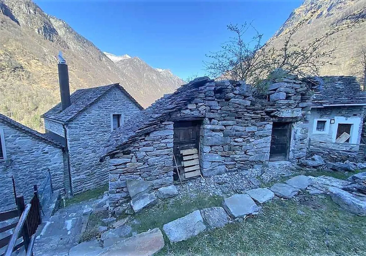 2 Rustici da Ristrutturare con Cortile - Foto 1 di 11