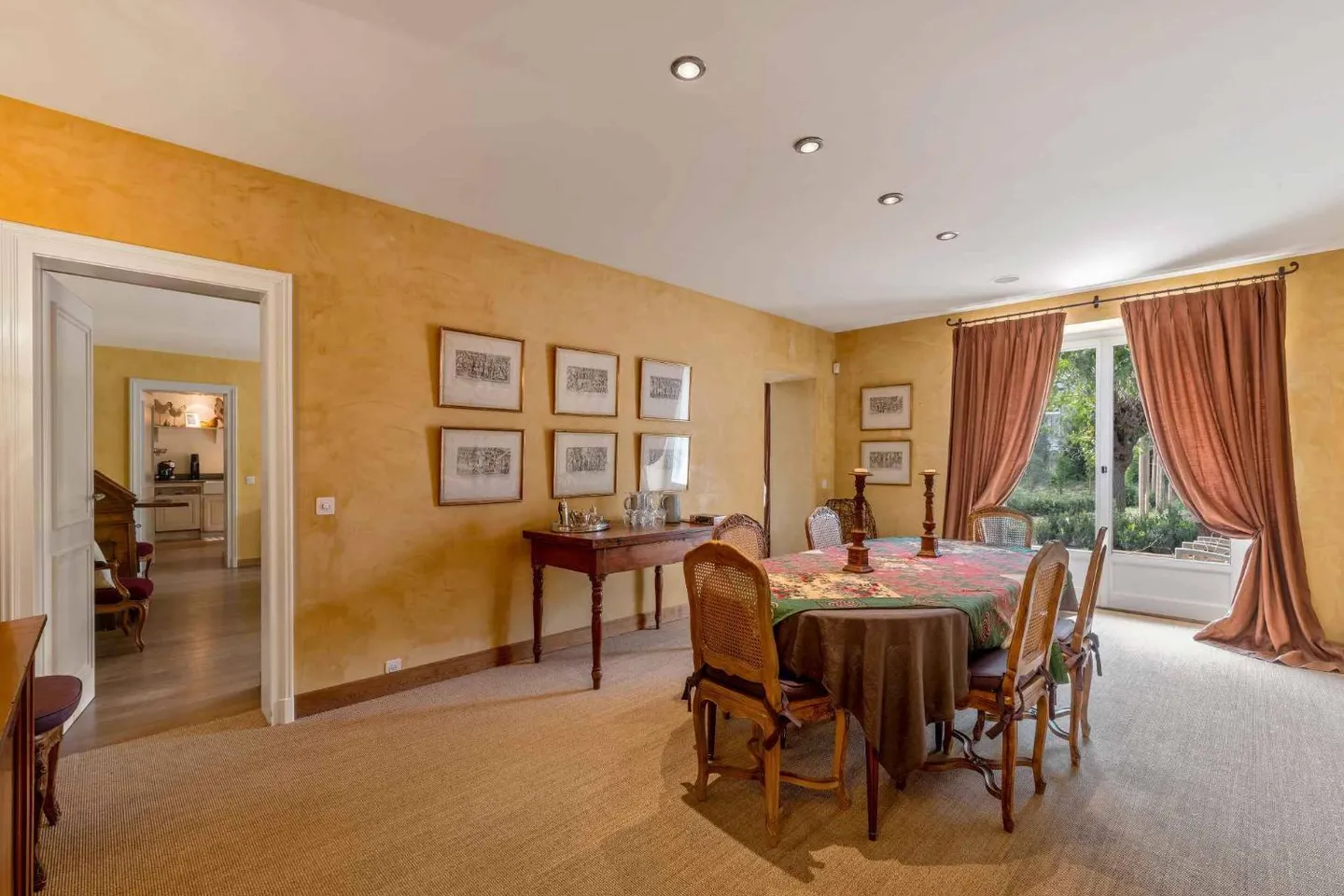 House with 12 rooms - Photo 6 of 12
