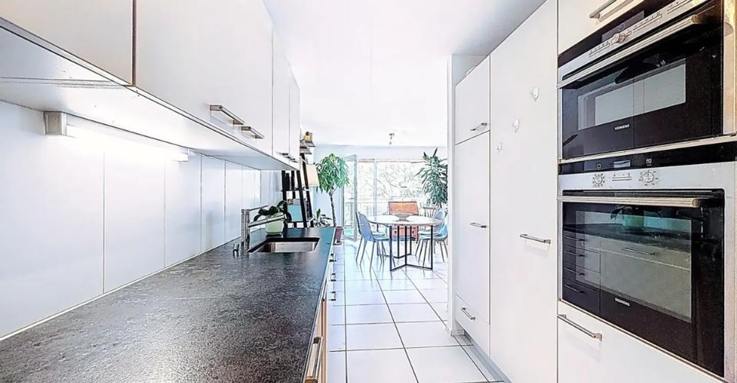 Duplex luminoso di 4,5 stanze, con balcone esposto a sud e vista libera - bella opportunità a Belfaux - Foto 2 di 13