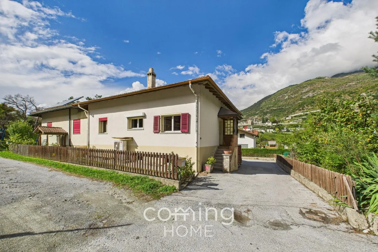 Beaucoup d'espace à l'intérieur et à l'extérieur - Maison individuelle avec terrasse et vue sur la montagne à Susten - Photo 1 sur 12