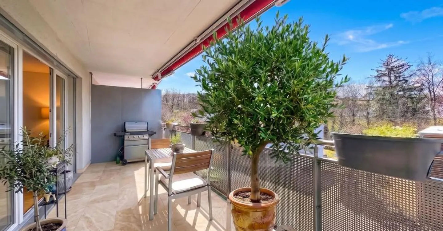 Duplex luminoso di 4,5 stanze, con balcone esposto a sud e vista libera - bella opportunità a Belfaux - Foto 4 di 13