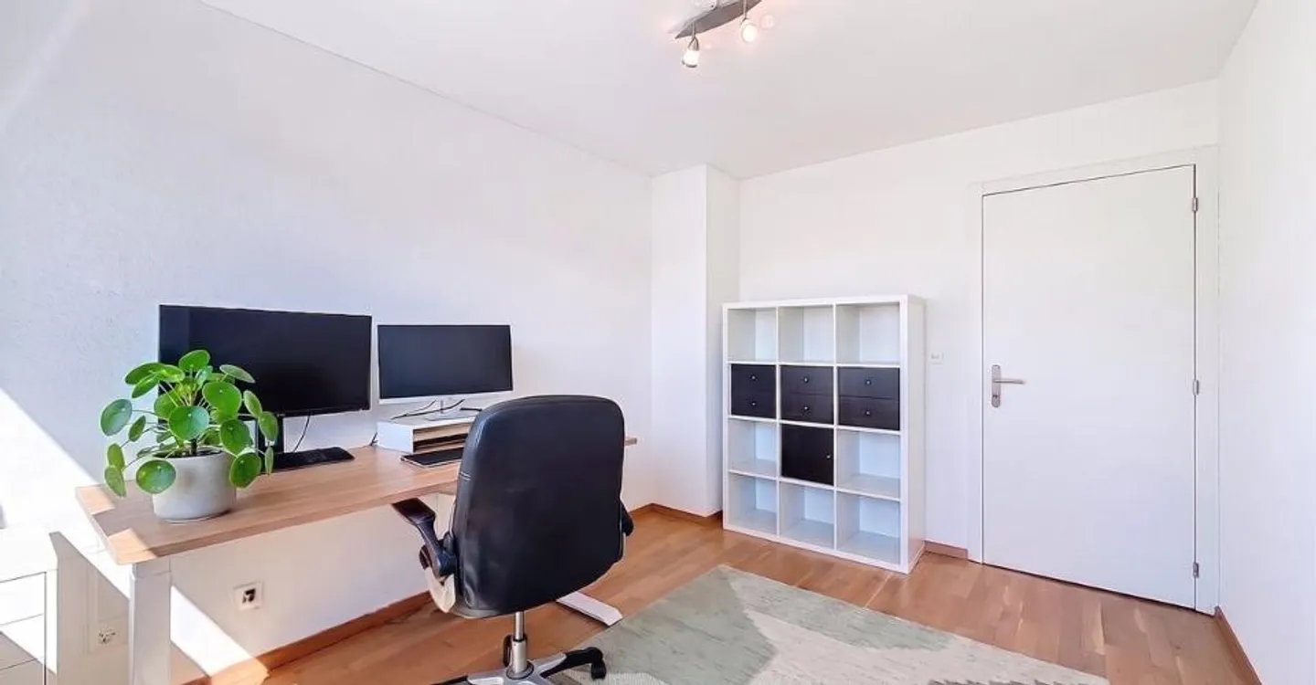 Duplex luminoso di 4,5 stanze, con balcone esposto a sud e vista libera - bella opportunità a Belfaux - Foto 9 di 13