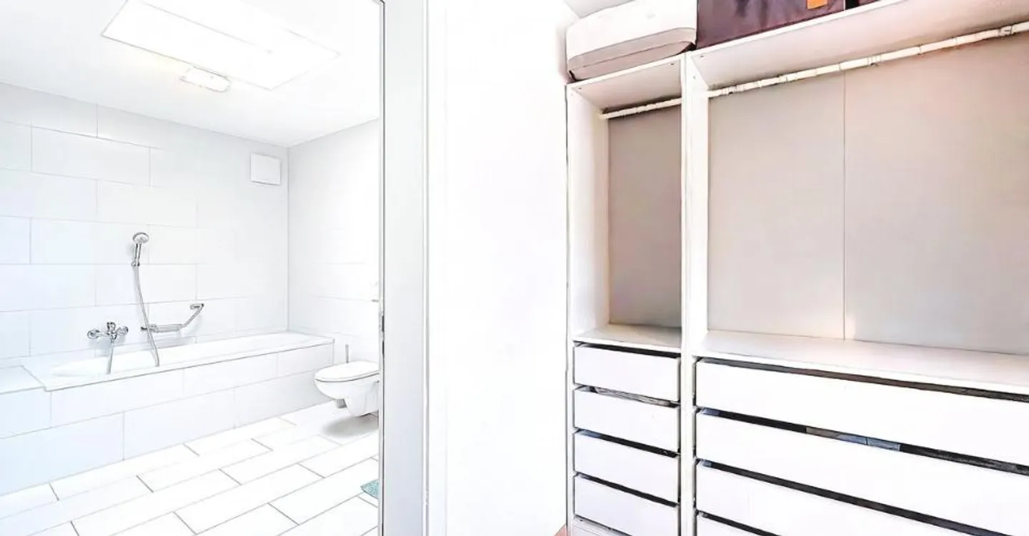 Duplex luminoso di 4,5 stanze, con balcone esposto a sud e vista libera - bella opportunità a Belfaux - Foto 8 di 13