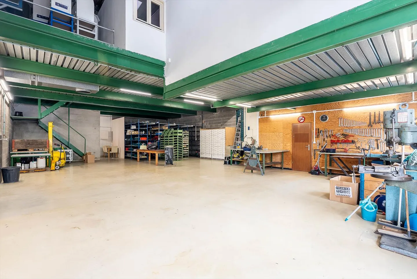 Atelier avec bureaux à l'étage - Photo 1 sur 14