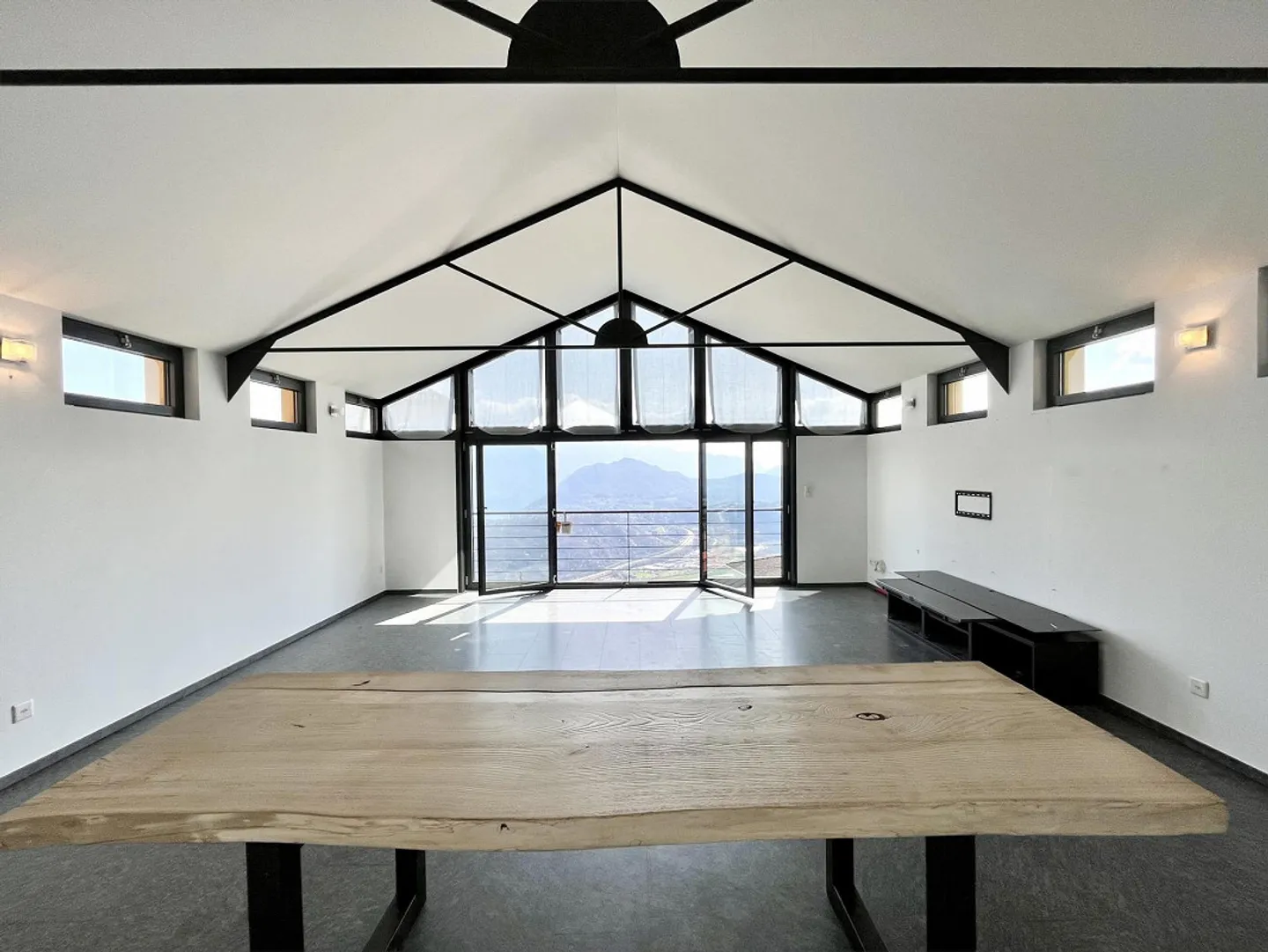 HELLER HAUS 3.5 ZIMMER SEEBLICK + BÜRO IN CADEMARIO - Foto 1 von 10