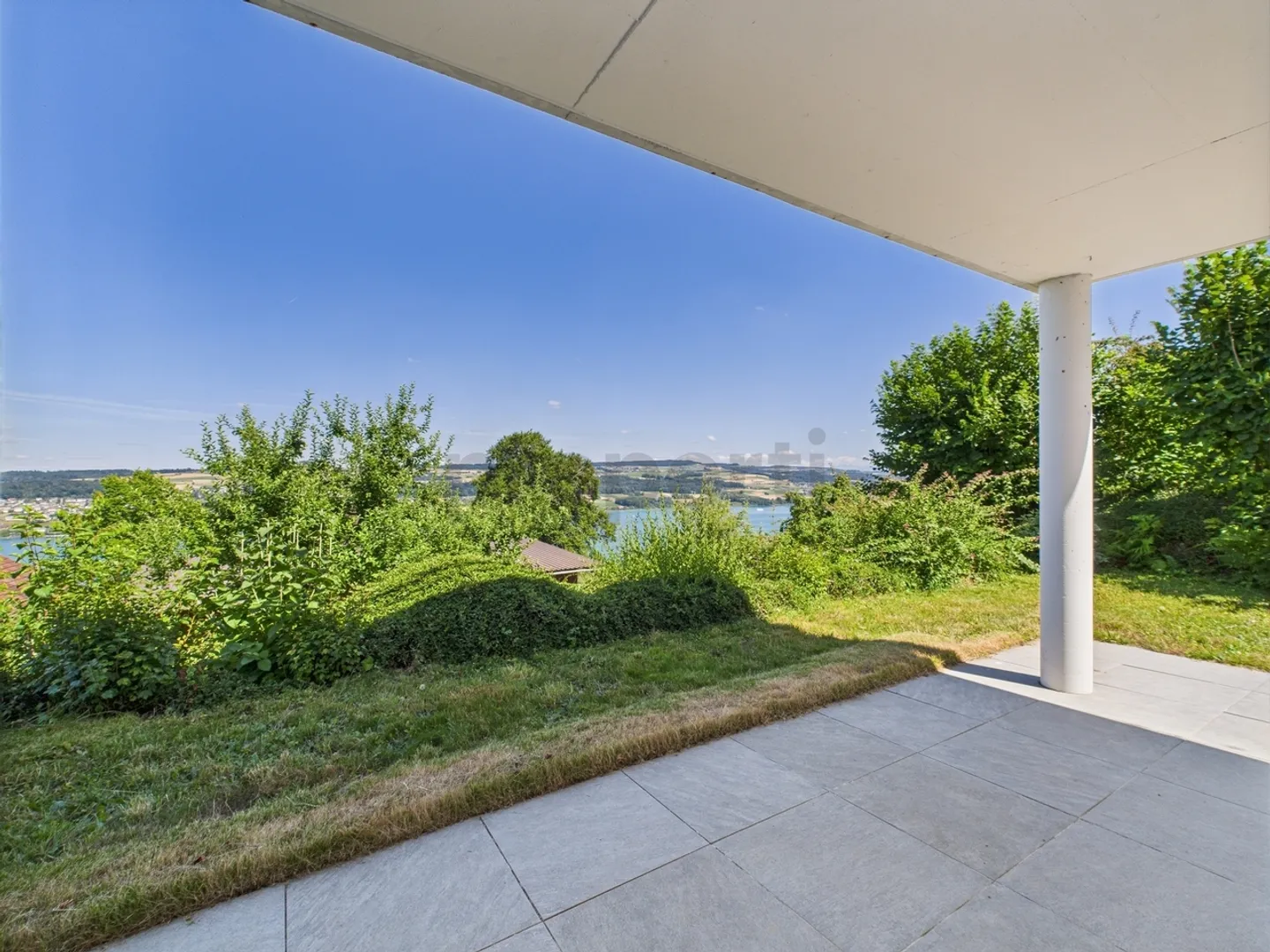 Appartamento giardino 5,5 locali appena ristrutturato con splendida vista sul lago in vendita. - Foto 2 di 13