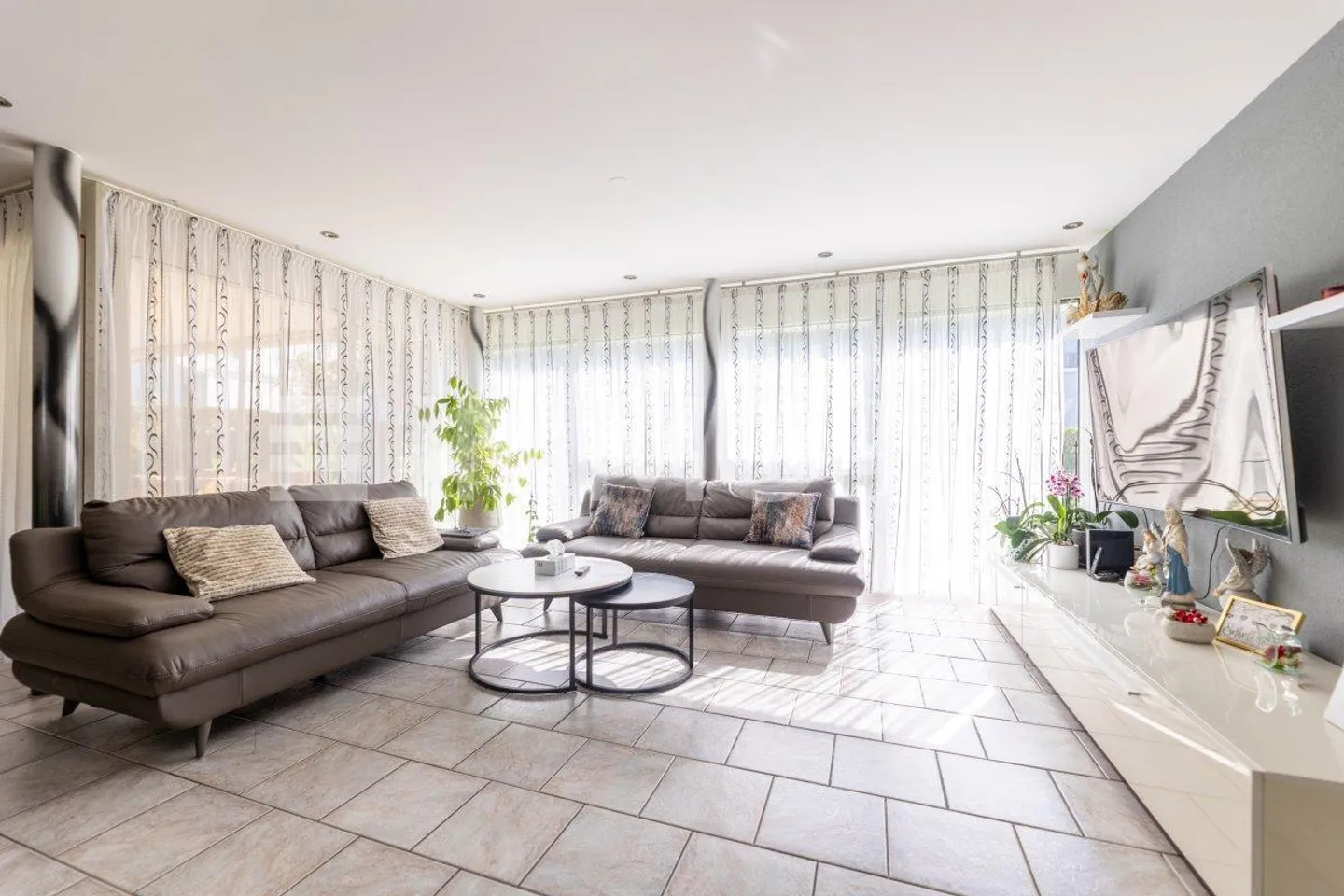 Geräumiges Familienhaus mit Garten - Foto 4 von 5